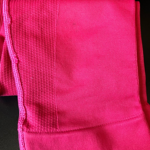 Lululemon Zone in Tight Seemless Cranberry size 6 - Picture 5 of 7